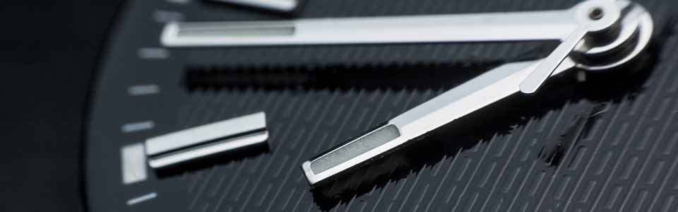 Fragment dużego zegara z widocznymi wskazówkami