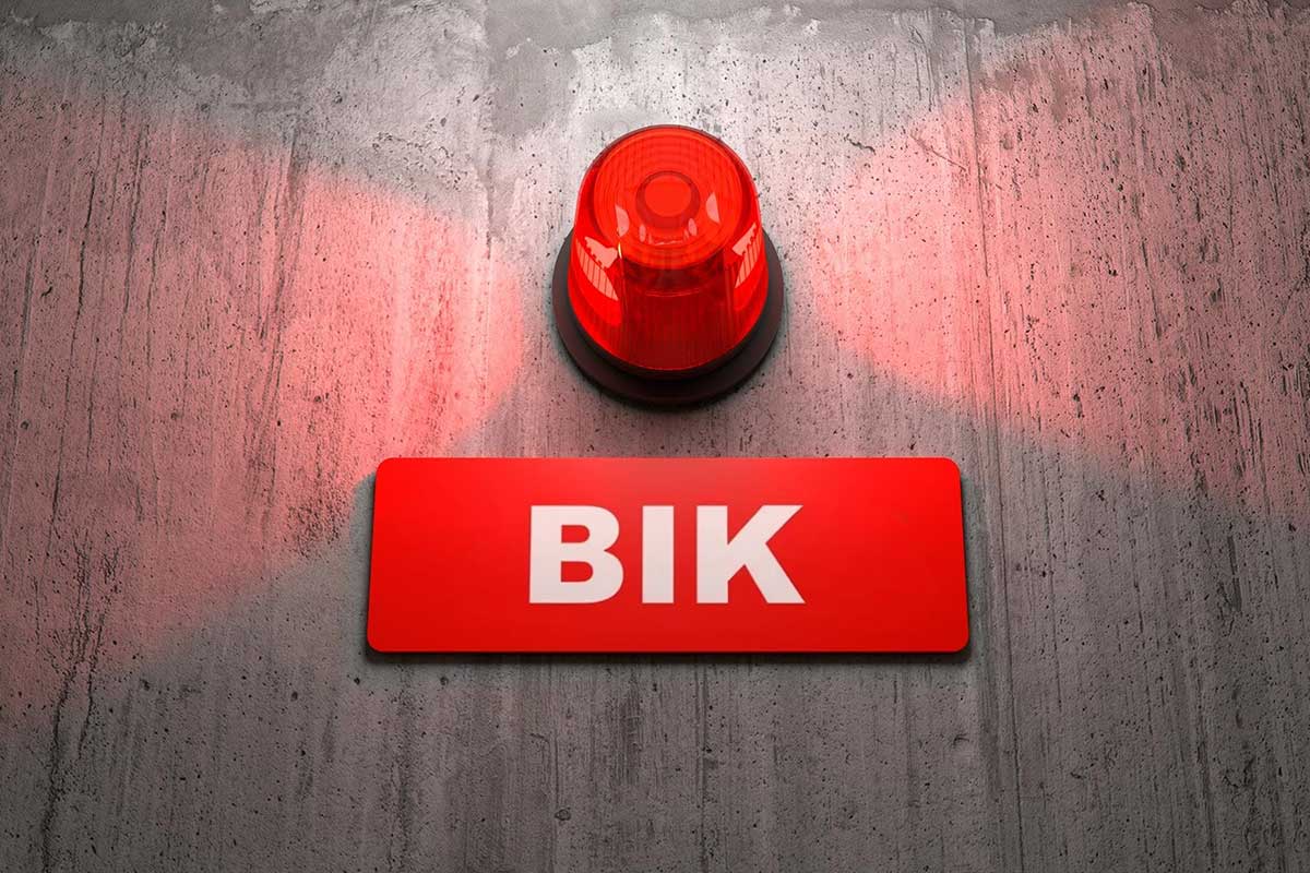 alerty bik | Kradzież tożsamości i wyłudzenie kredytu na cudze dane to jeden z największych koszmarów finansowych. Przez lata byliśmy niemal bezbronni, dowiadując się o problemie dopiero po fakcie, od komornika. Dziś sytuacja jest diametralnie inna. Dzięki połączeniu nowego, państwowego systemu zastrzegania numeru PESEL oraz sprawdzonych, komercyjnych Alertów BIK, możesz zbudować wokół swojej tożsamości prawdziwą, dwuwarstwową ochronę. Przedstawiamy instrukcję obsługi obu tych systemów – krok po kroku, bez tajemnic.