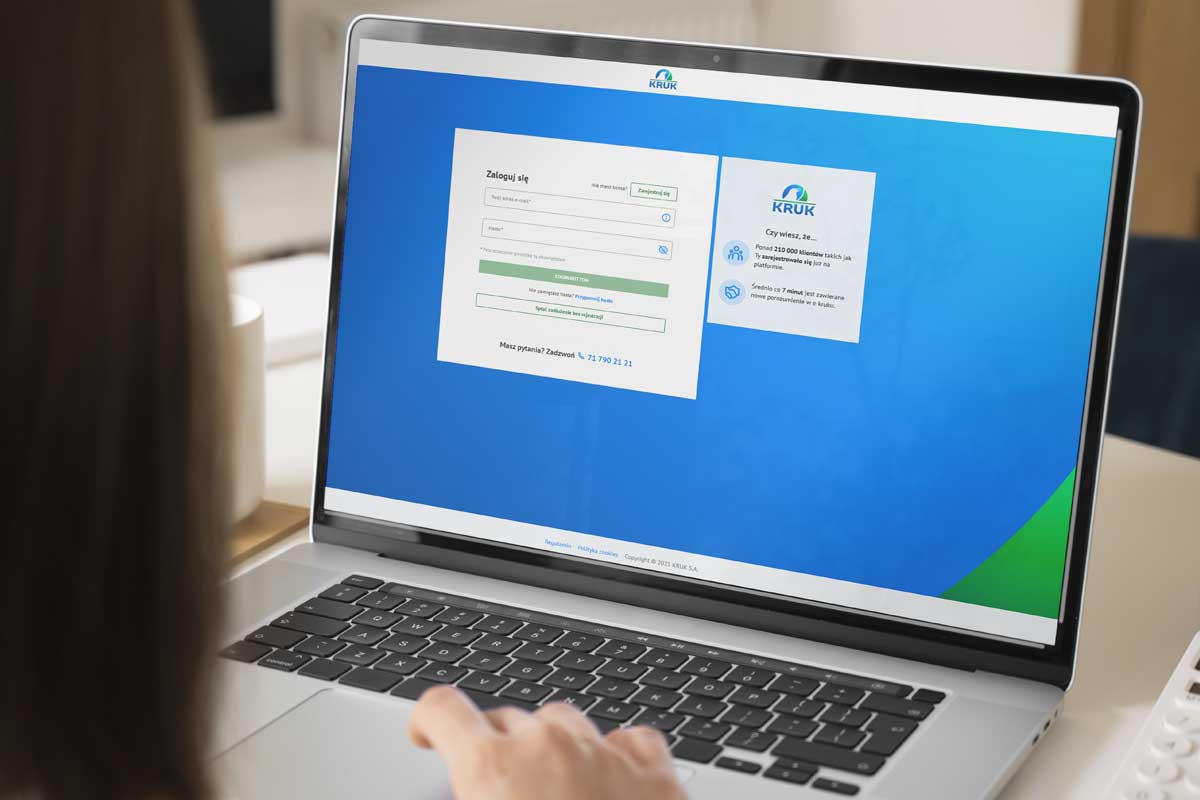 e kruk | Dostałeś pismo od KRUKA i widzisz w nim zachętę do założenia konta na platformie e-kruk.pl? Dla wielu osób jest to wygodne rozwiązanie, ale czy zawsze najkorzystniejsze? Ten artykuł to kompleksowy, wizualny przewodnik po tej platformie. Pokażemy Ci, jak założyć konto i się zalogować, jakie masz tam możliwości, a na koniec odpowiemy na kluczowe pytanie: czy warto klikać "Akceptuję ugodę" bez konsultacji z ekspertem?