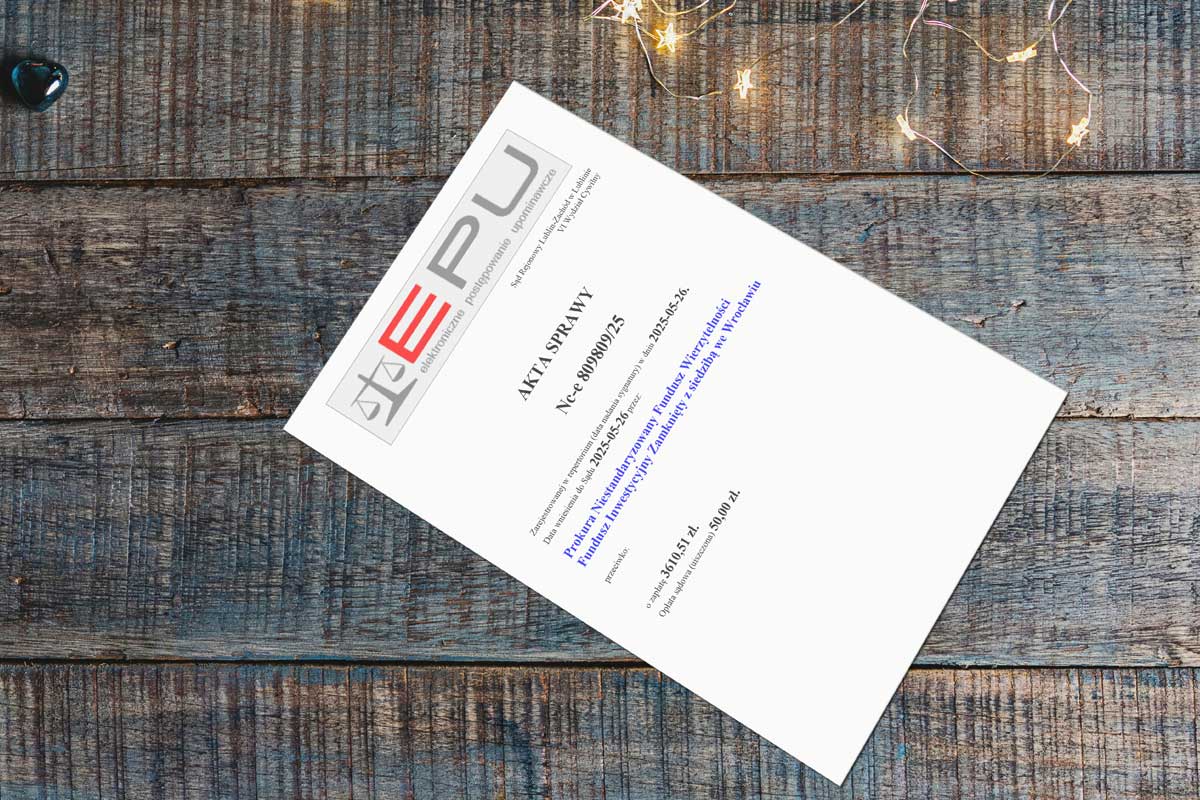 kruk pozew | List polecony z sądu. W środku dokumenty z sygnaturą akt i nazwami, które mrożą krew w żyłach: "Nakaz zapłaty w postępowaniu upominawczym", "Pozew Prokura Niestandaryzowany Fundusz Wierzytelności Fundusz Inwestycyjny Zamknięty.".