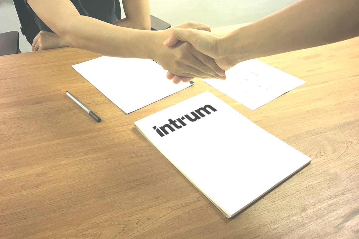 ugoda intrum | Jeśli trzymasz w ręku pismo z logo Intrum, to wiem, co czujesz. Niepokój, stres, a może nawet strach. To normalna reakcja. Ale chcę Ci powiedzieć jedno – to nie jest sytuacja bez wyjścia. Wręcz przeciwnie, to sygnał, że nadszedł czas, aby przejąć kontrolę i rozwiązać problem na warunkach znacznie korzystniejszych, niż mogłoby Ci się wydawać. Ten artykuł to Twoja szansa na wyjście z długów w Intrum. Przeprowadzę Cię przez cały proces krok po kroku, bez prawniczego żargonu, za to z konkretnymi, sprawdzonymi w boju strategiami.