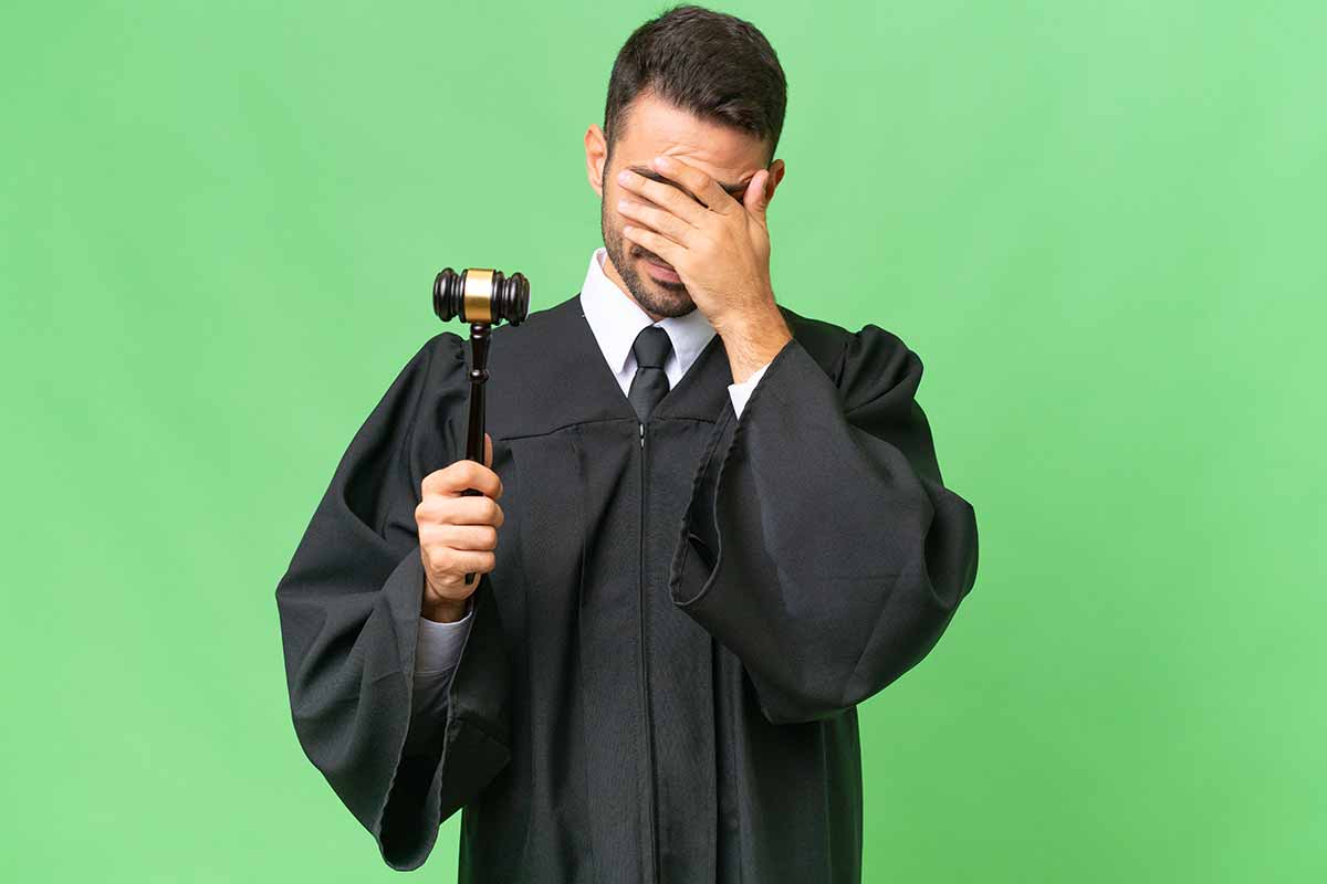 sedzia smieje sie zazenowany | Z nazwą Link Financial zapoznasz się w momencie, gdy Twój dług zostanie sprzedany przez firmę chwilówkową (najczęściej Pożyczka Plus i Smartpożyczka) do grupy kapitałowej Obligo. Link Financial pełni bowiem w tej grupie rolę serwisanta długów - to właśnie ta firma zaproponuje Ci rozwiązanie problemu w postaci ugody. I wszystko byłoby dobrze, gdyby była to firma na poziomie. Niestety - tak nie jest. Dlaczego?