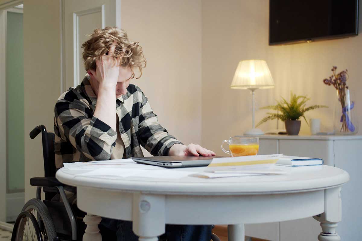 człowiek załamany zajęciem świadczenia rehabilitacyjnego